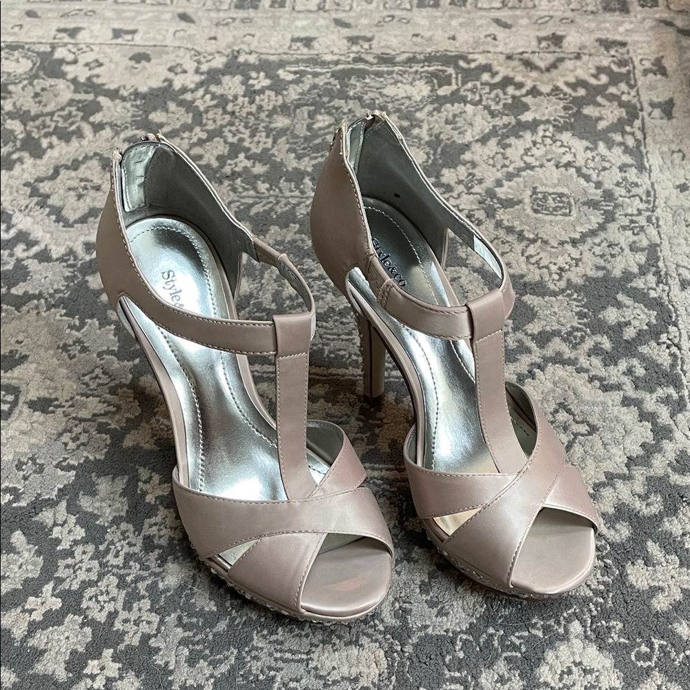Style&co. Women’s champagne colored open toe heels. Size 6.5. Like new.